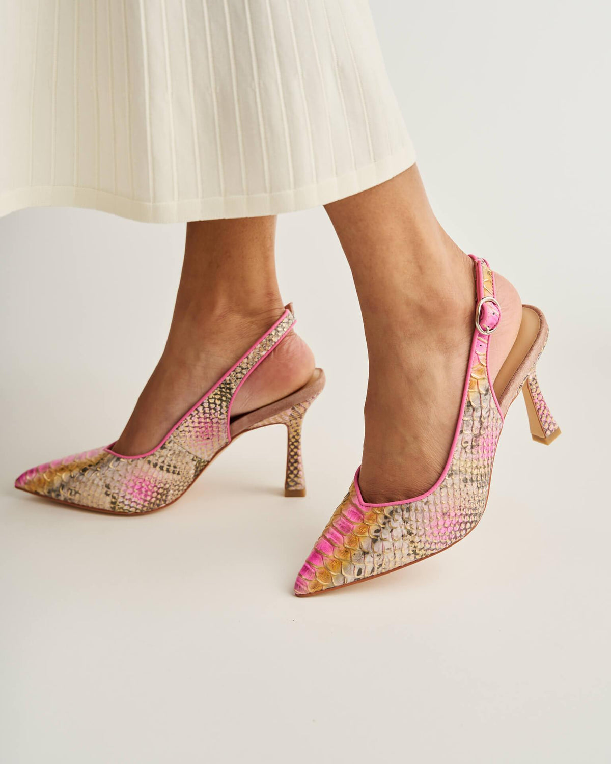 ZAPATO TACÓN AGUJA DESTALONADO