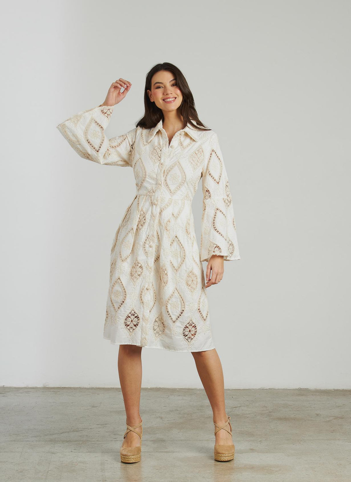 VESTIDO CORTO DETALLES BORDADOS
