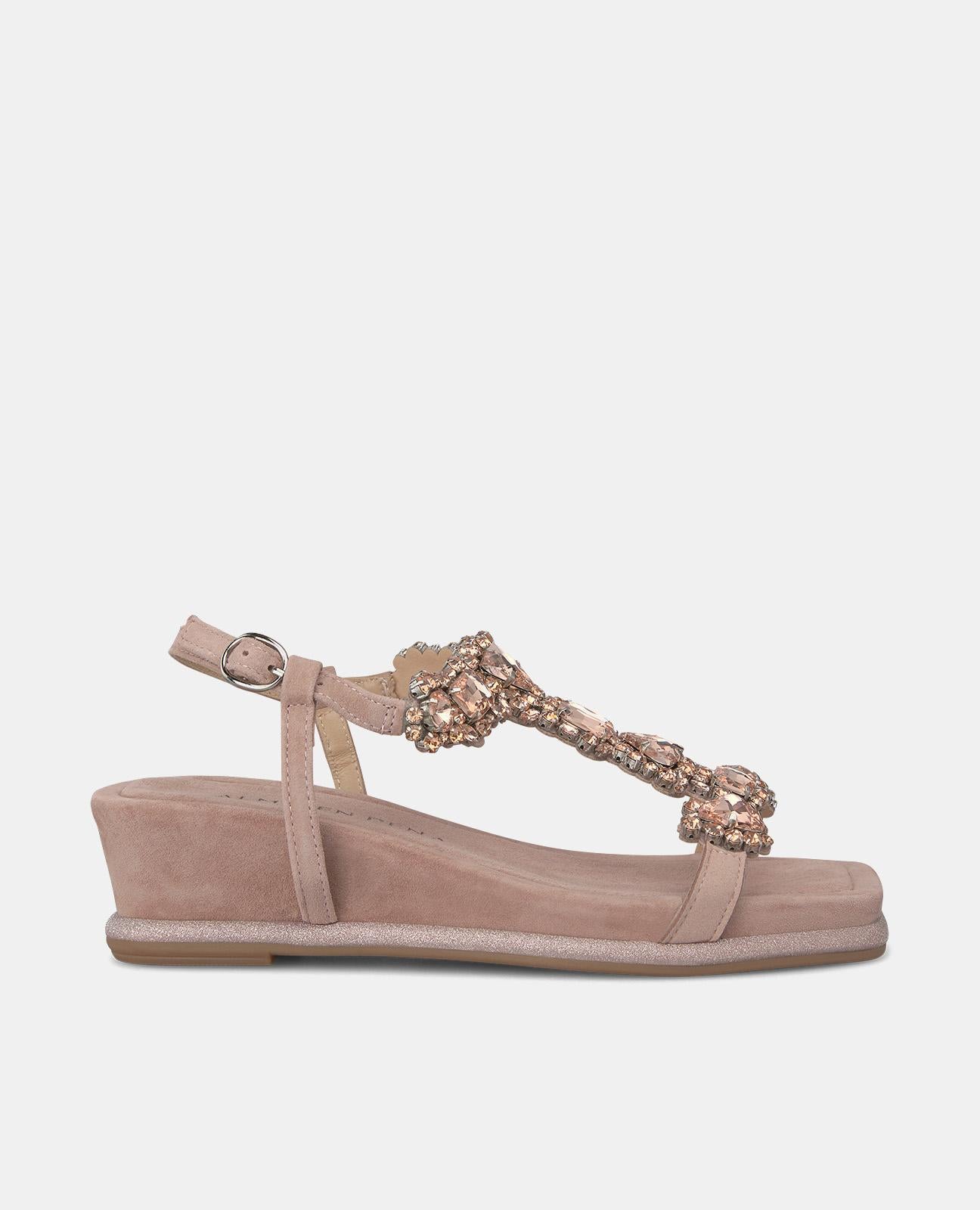 SANDALIA TIPO CUÑA PEDRERÍA