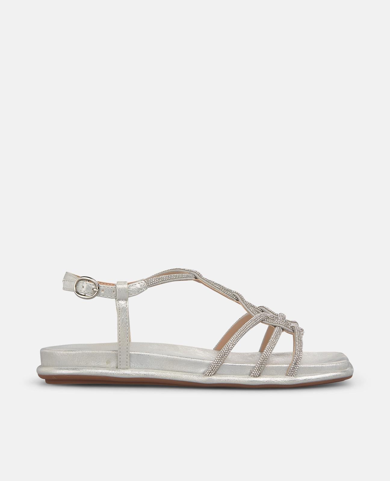 SANDALIA PLANA CON TIRAS METALICAS