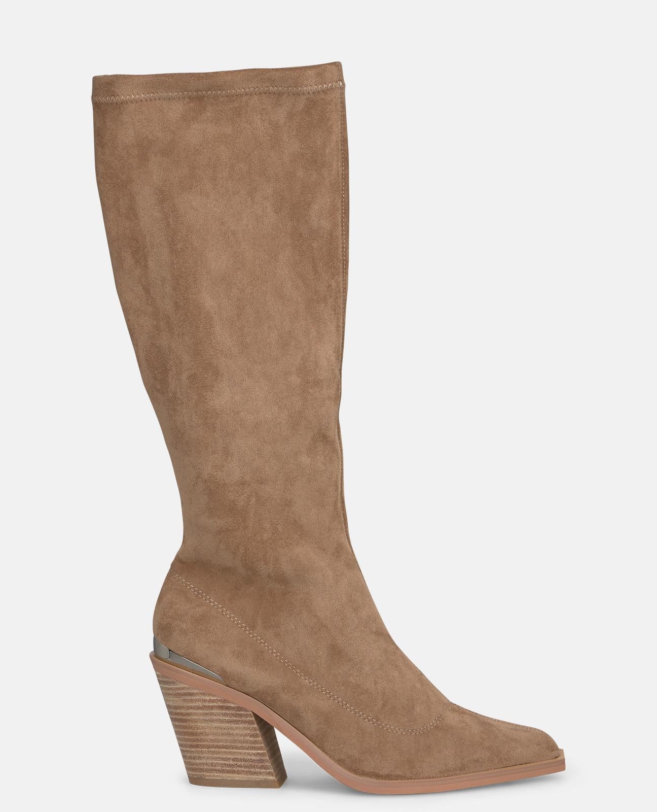 BOTA AJUSTADA DETALLE METALIZADO