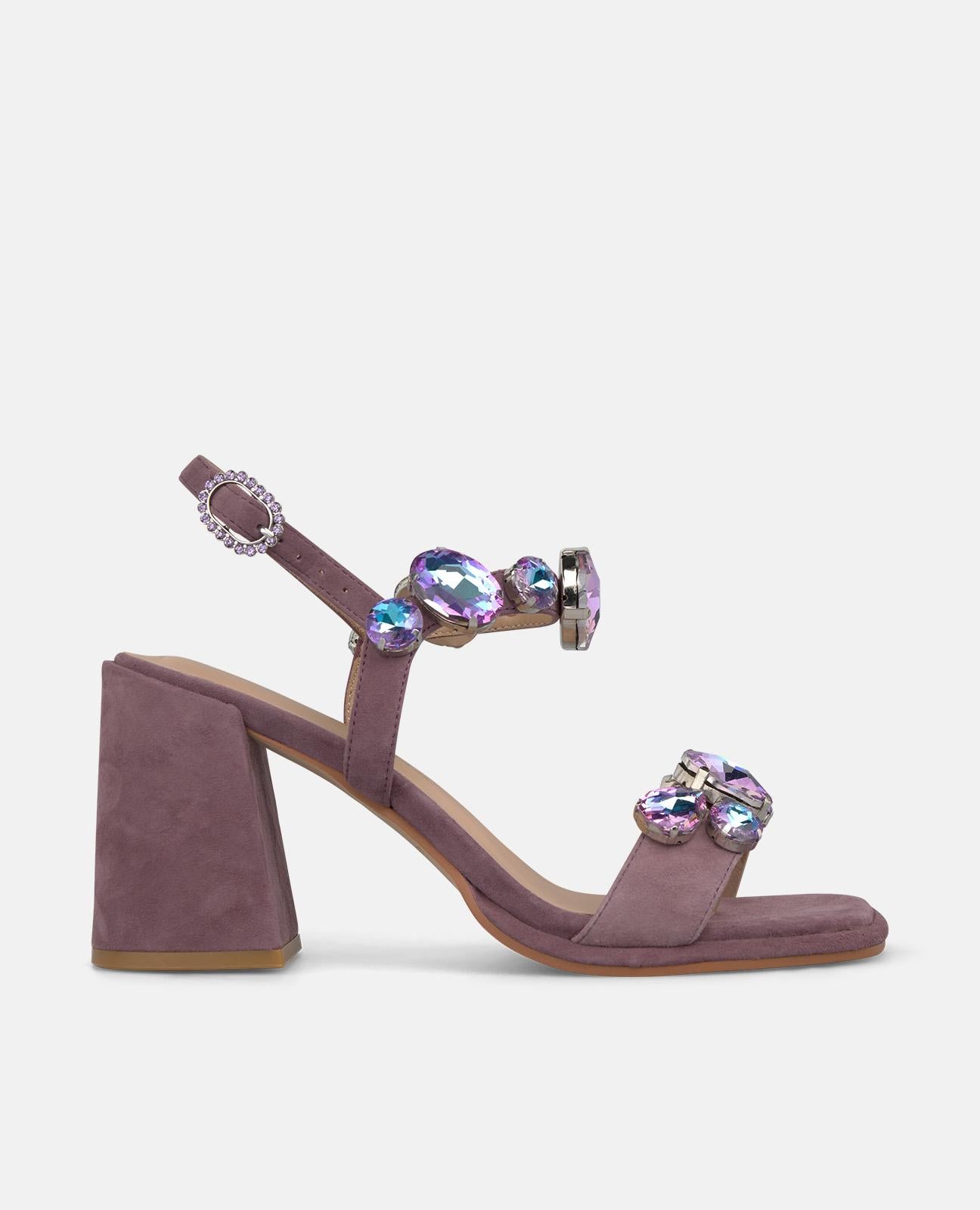 SANDALIA CON PEDRERIA EN LAS TIRAS