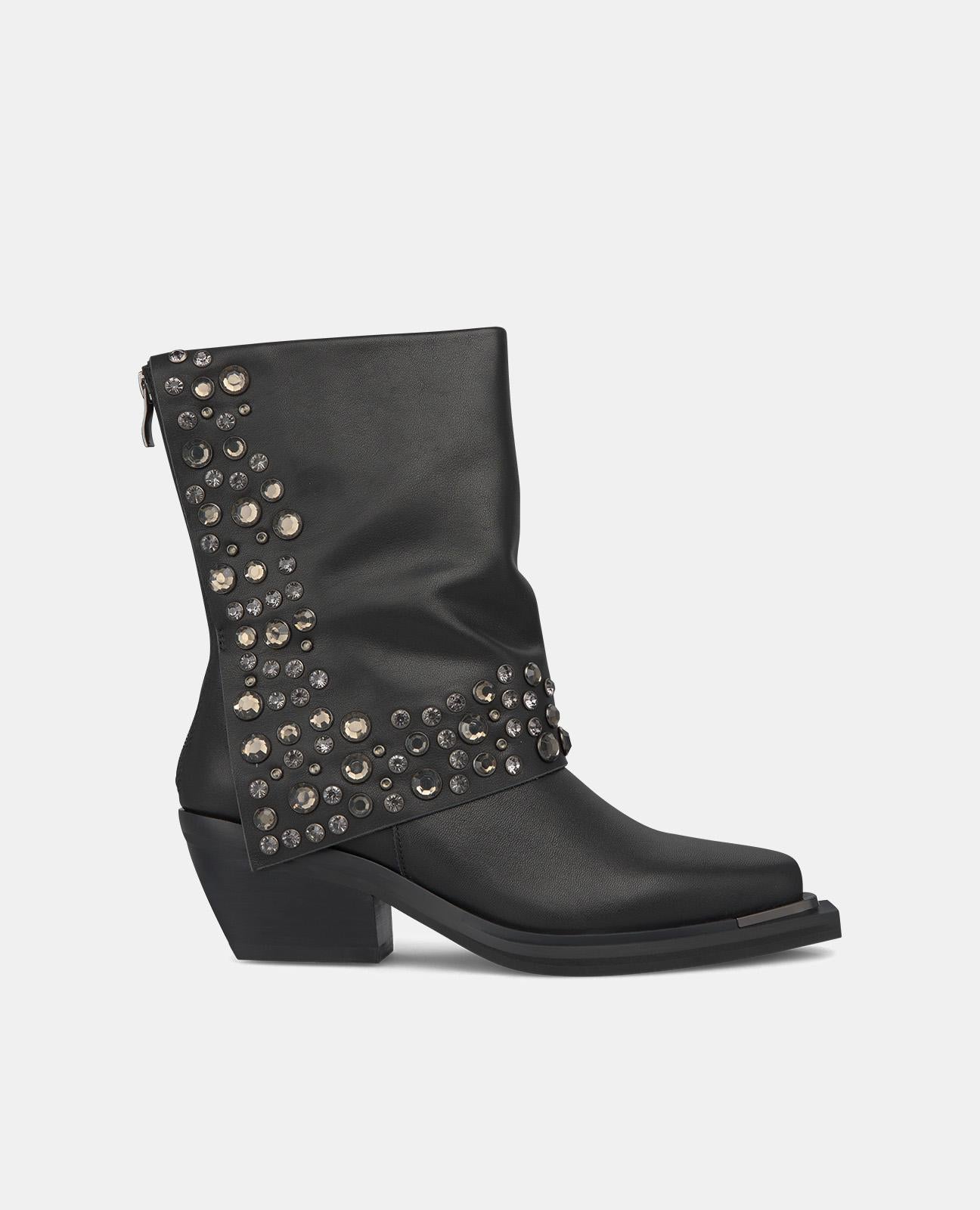 BOTTE DE CHEVILLE À PLIS CLOUTÉS