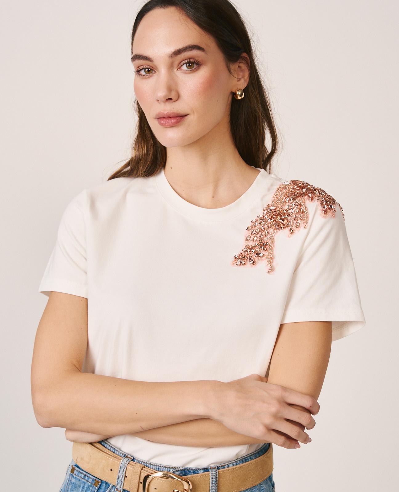 CAMISETA COM OMBROS DECOTADOS