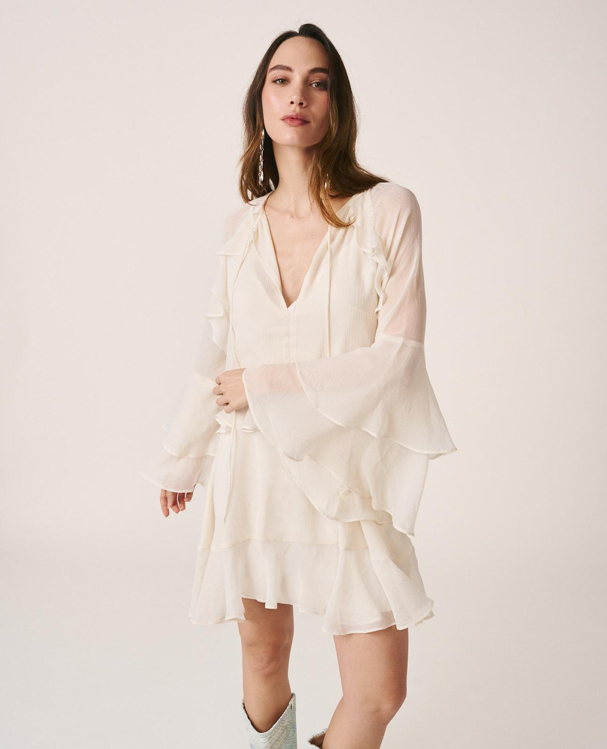 VESTIDO COM MANGAS FLUTUANTES