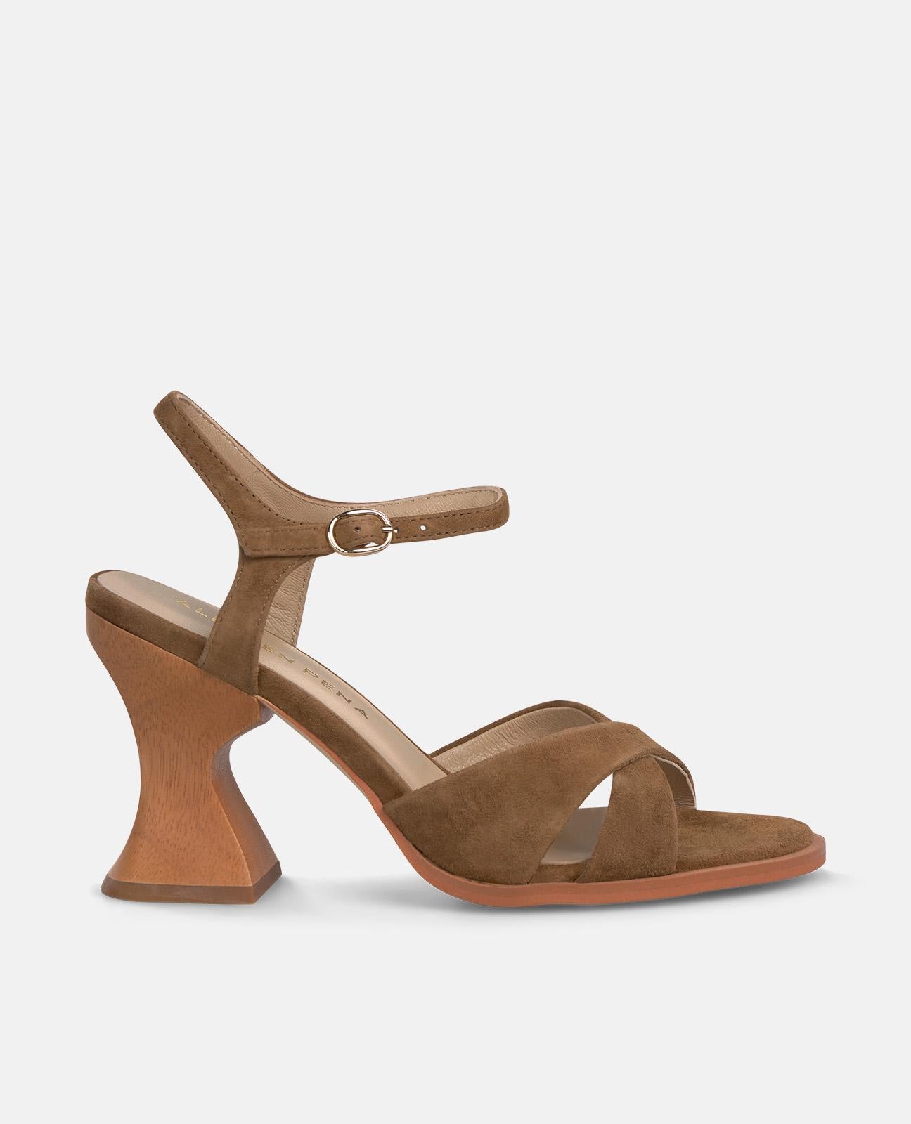 SANDÁLIA COM SALTO DE MADEIRA