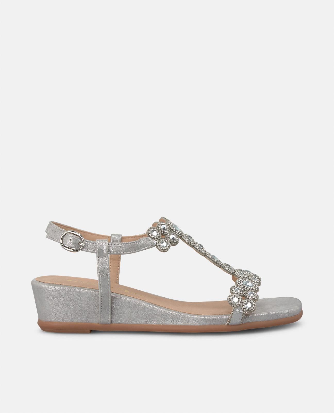 SANDALIA CON TACÓN DETALLES