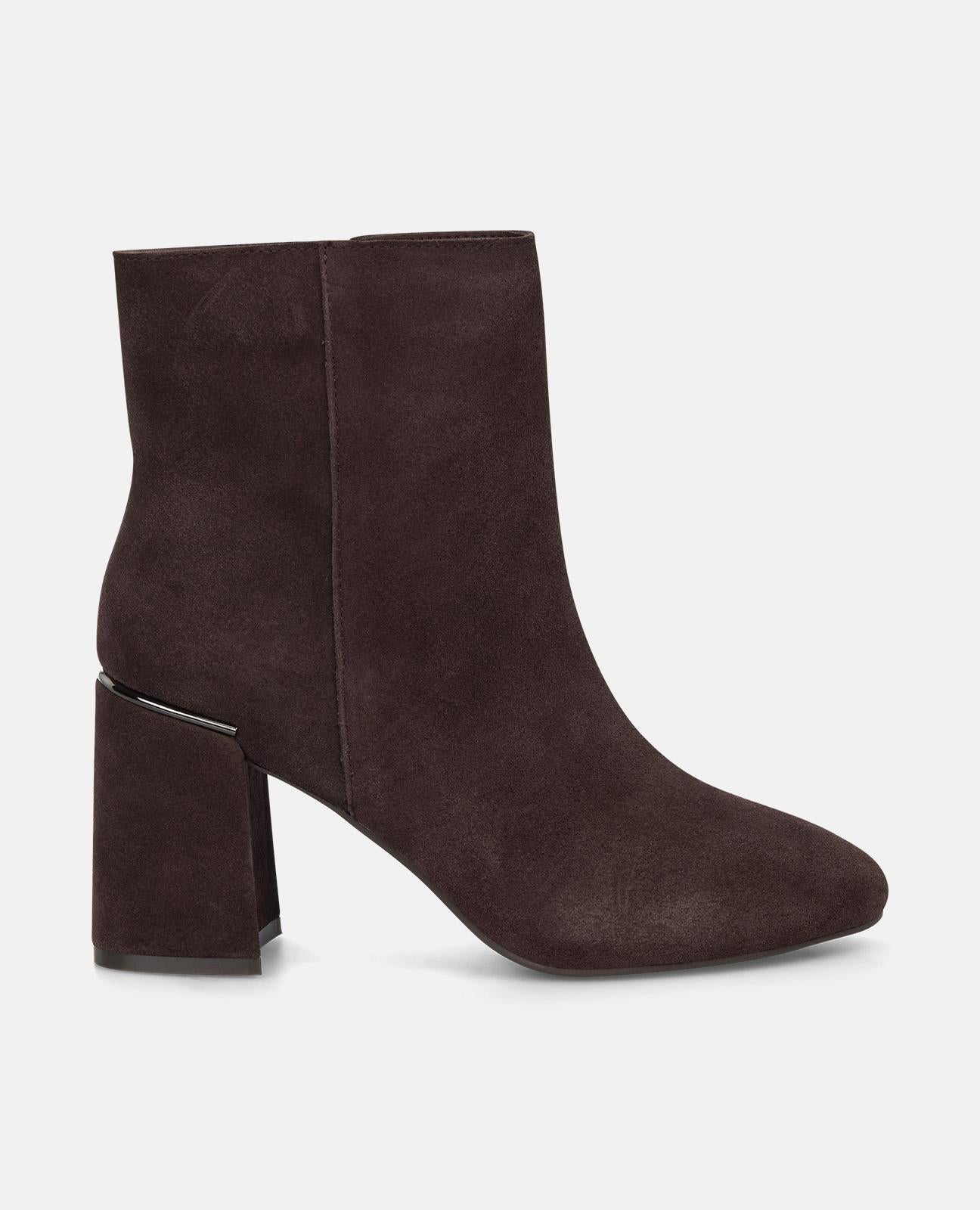 BOTÍN BAJO TACÓN ANCHO