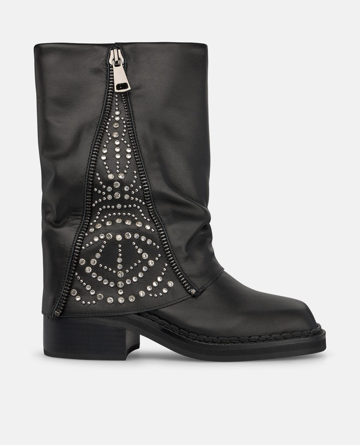 BOTA DE NAPA CON TACHAS METÁLICAS