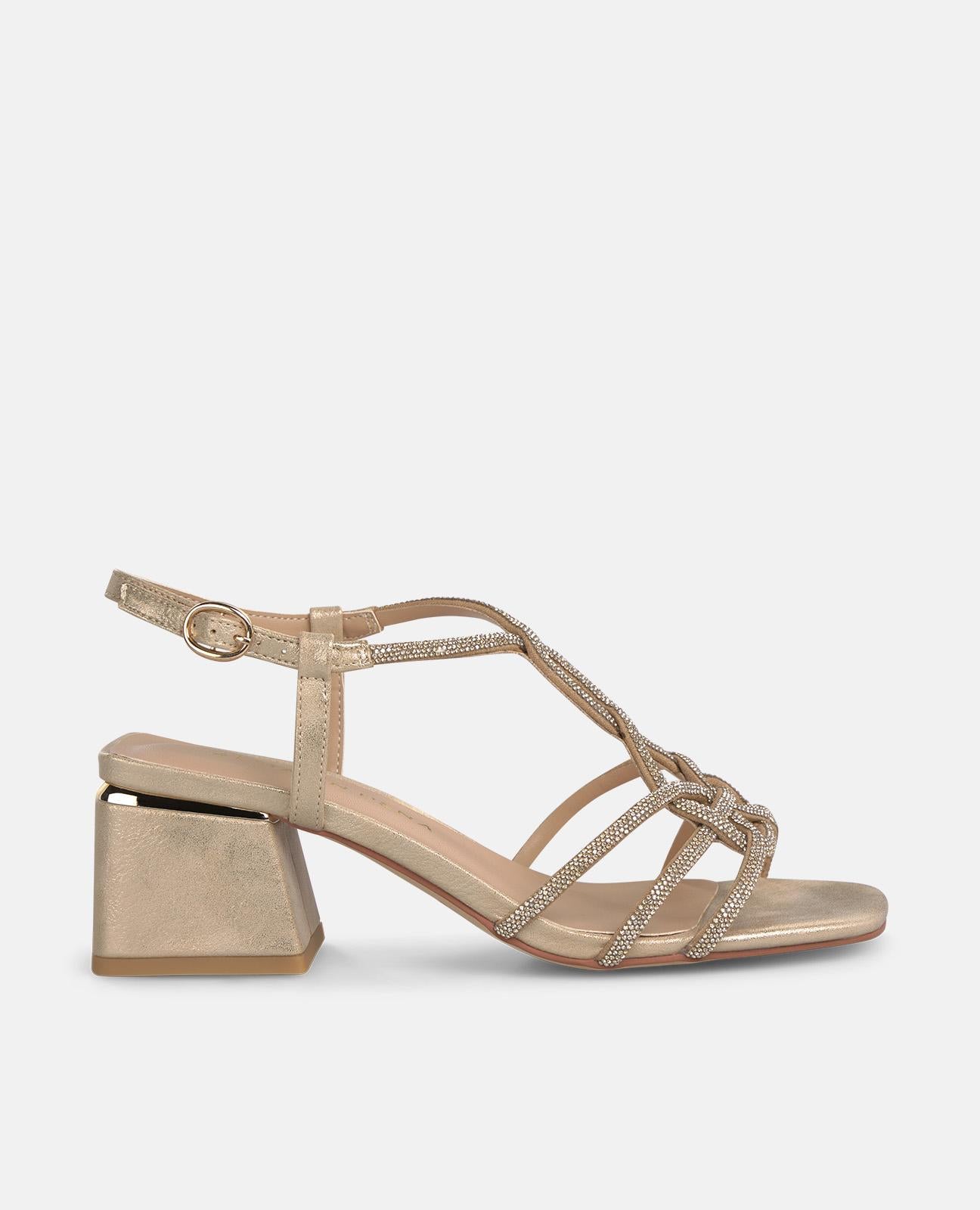 SANDALIA DE TACON MEDIO EN T TIRAS ENTRELAZADAS