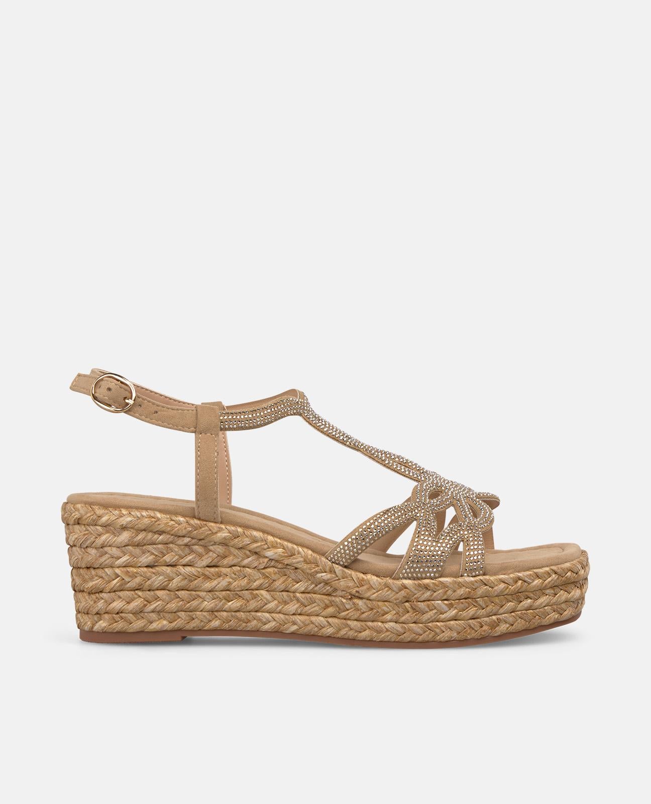 SANDALIA DE CUÑA EN T TIRAS ENTRELAZADAS