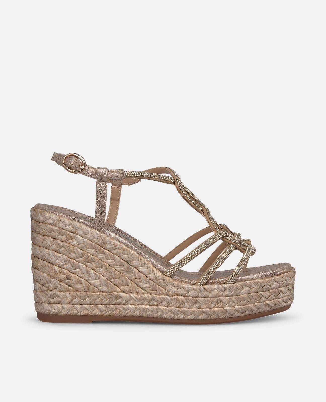 SANDALIA DE CUÑA CON TIRAS ENTRELAZADAS