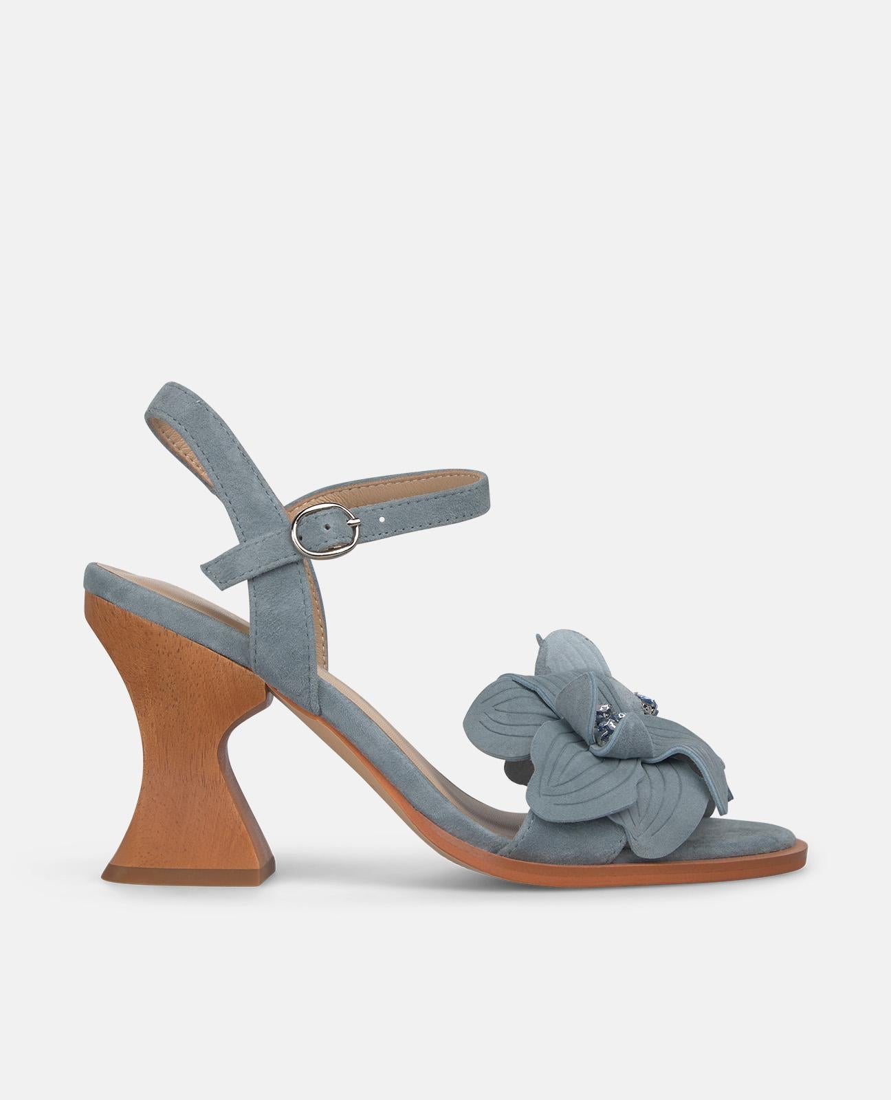 SANDÁLIA COM DETALHE DE FLOR E SALTO DE MADEIRA