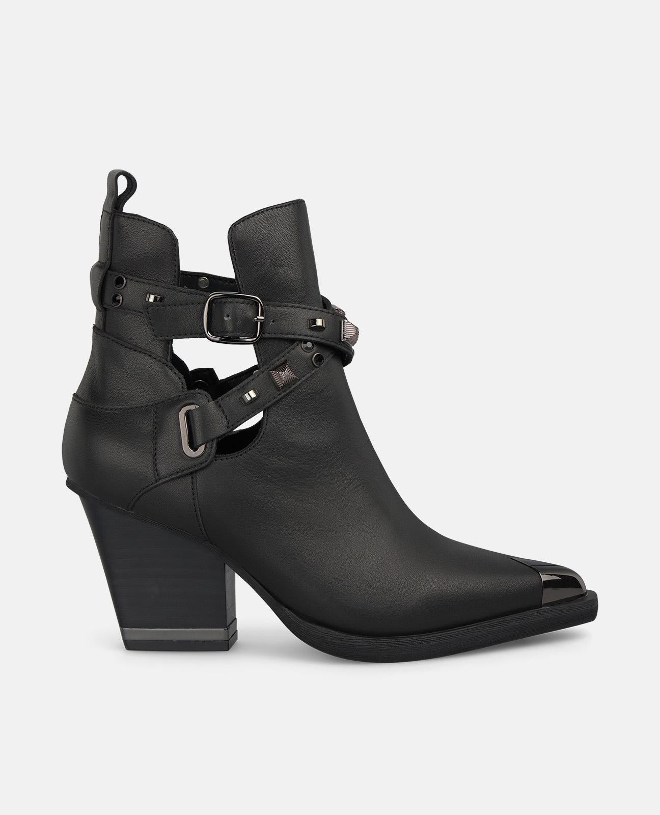 BOTA COM TACHAS E FIVELA NO TORNOZELO