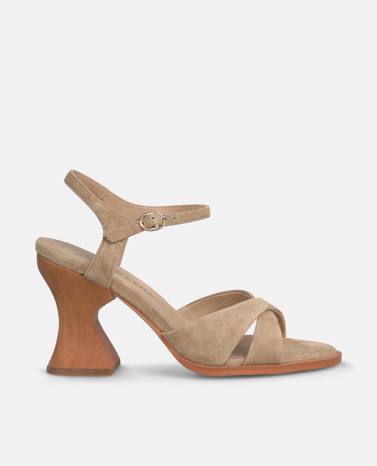 SANDÁLIA COM SALTO DE MADEIRA