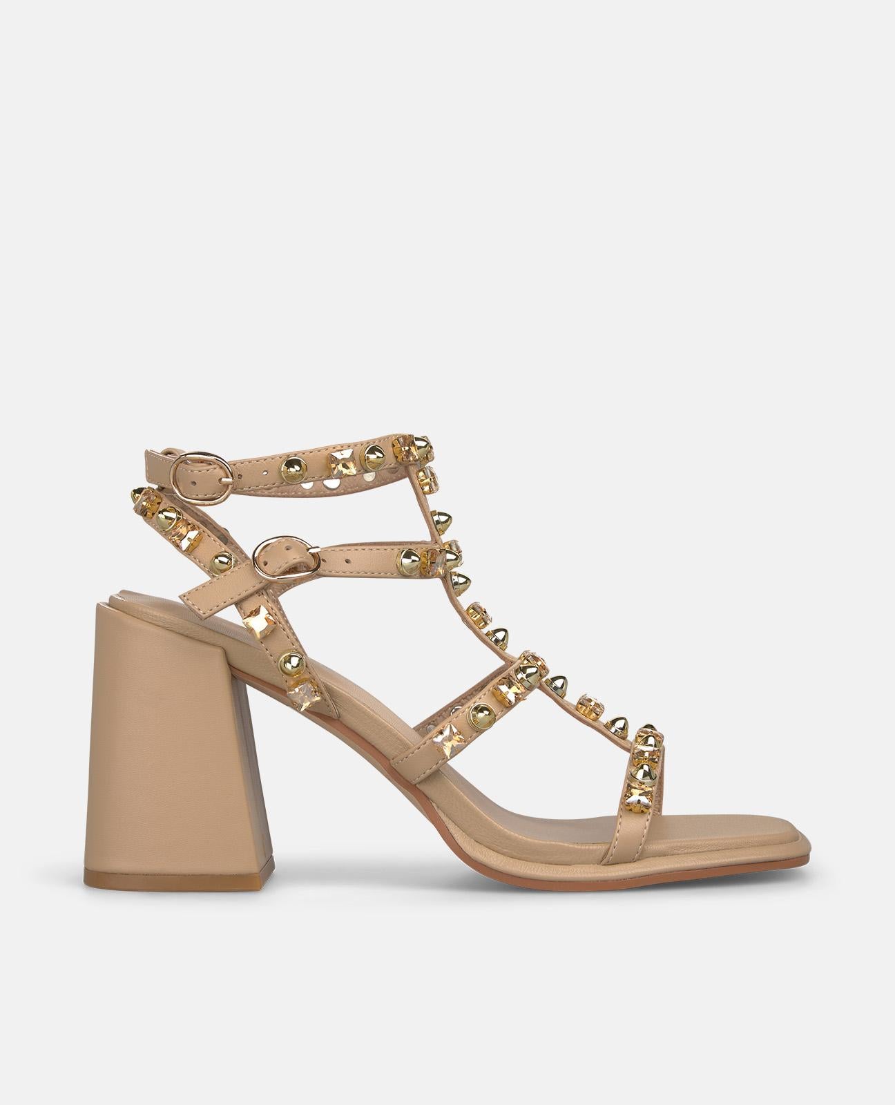 SANDALIA CON TACHAS EN LAS TIRAS