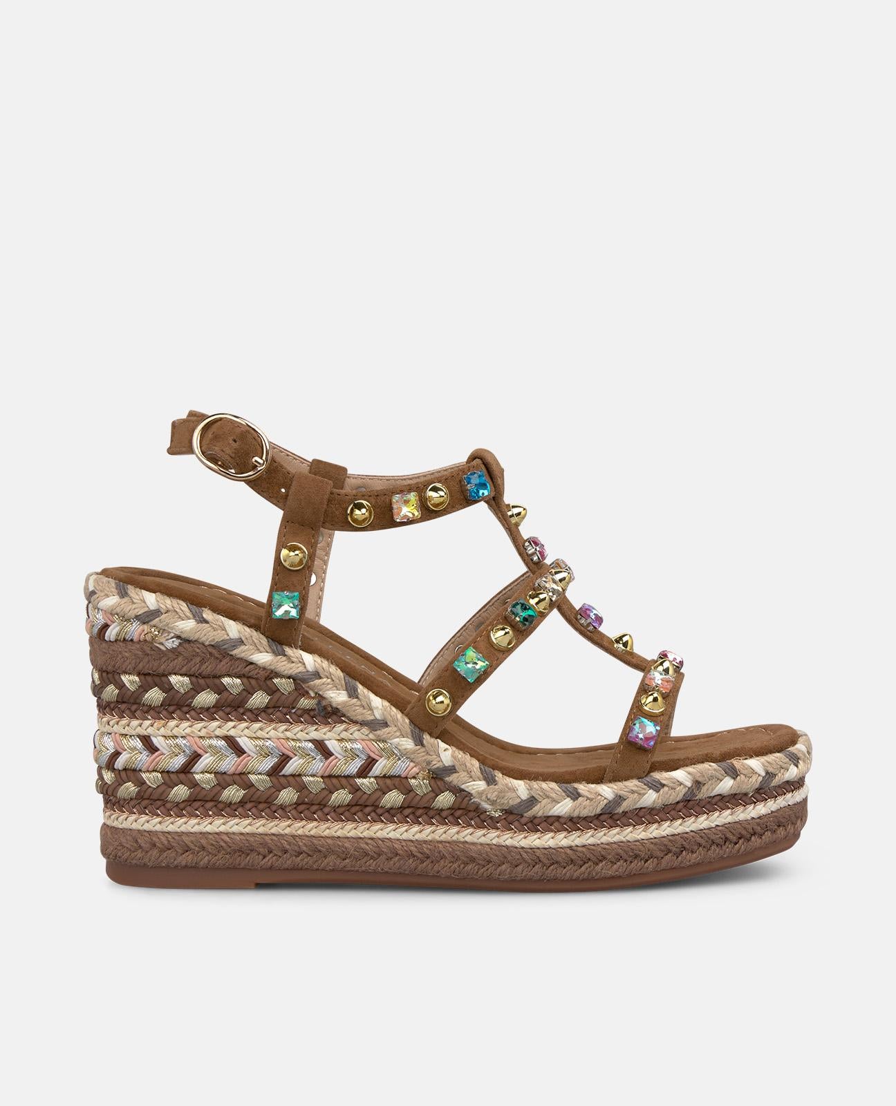 Esparto sandals with studs on the wedge heel