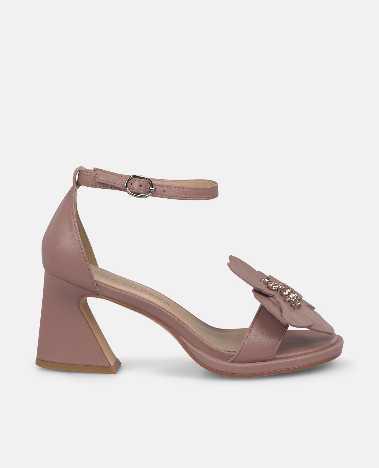 SANDALIA CON FLOR DELANTERA