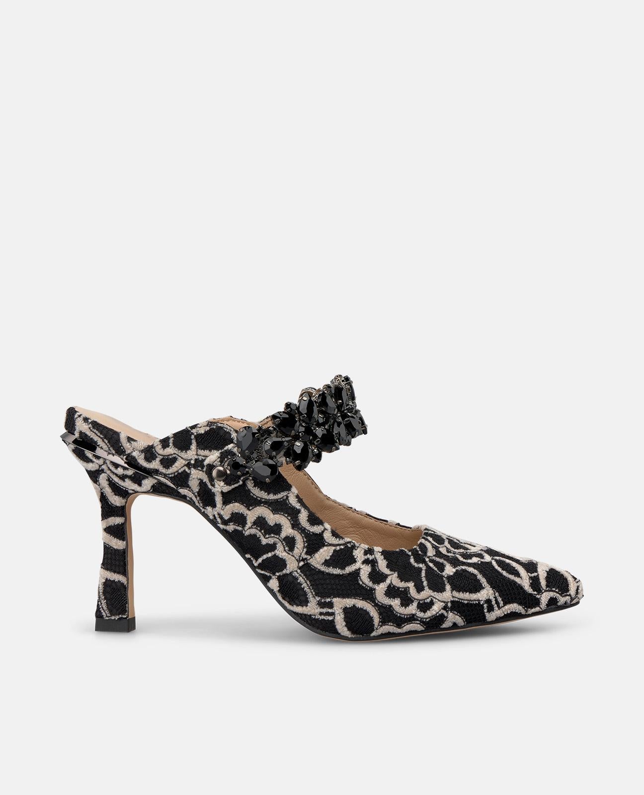 ZAPATO DE TACÓN DESTALONADO DE CHAROL
