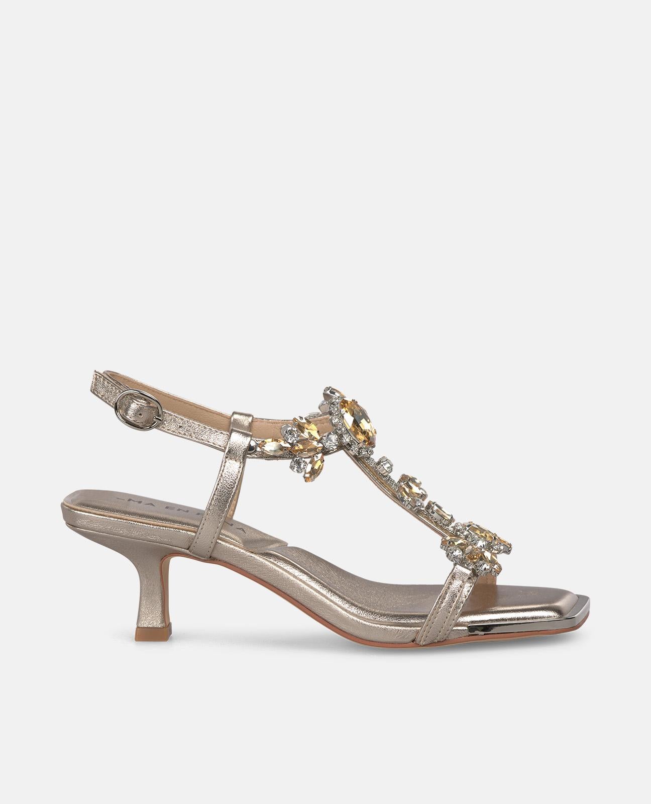 SANDALIA CON PEDRERIA FRONTAL