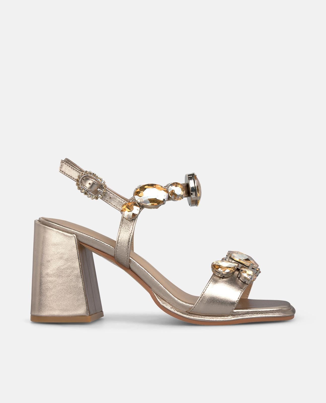 SANDALIA CON PEDRERIA EN LAS TIRAS