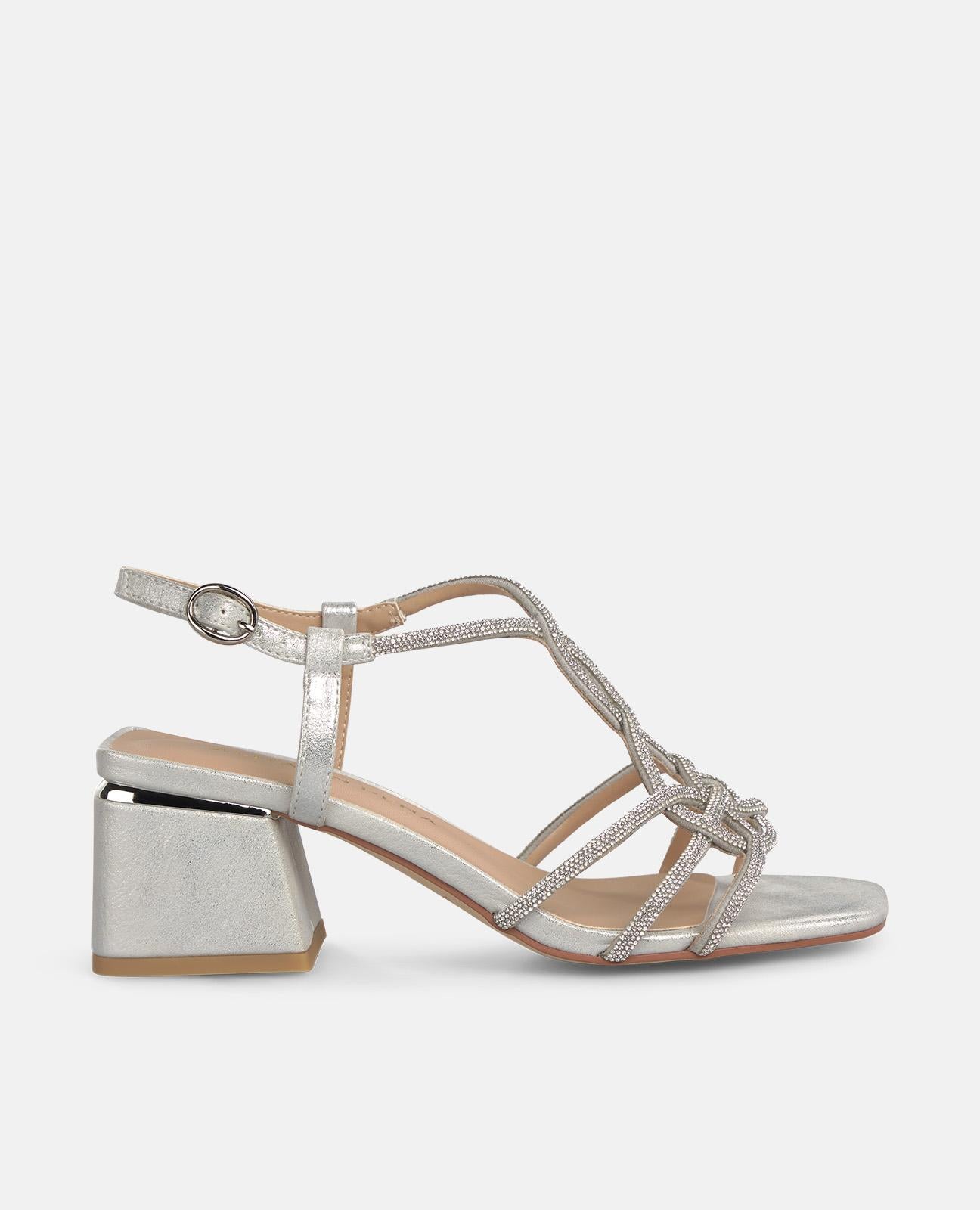 SANDALIA DE TACON MEDIO EN T TIRAS ENTRELAZADAS