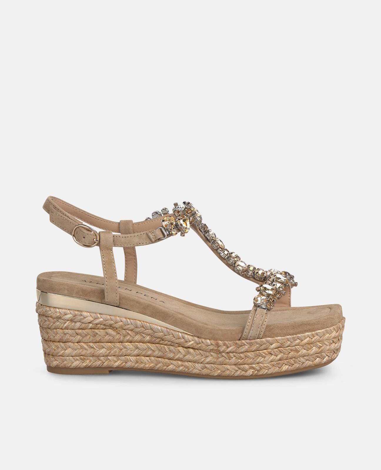 SANDALIA DE ESPARTO ALTURA MEDIA CON TACHAS EN T