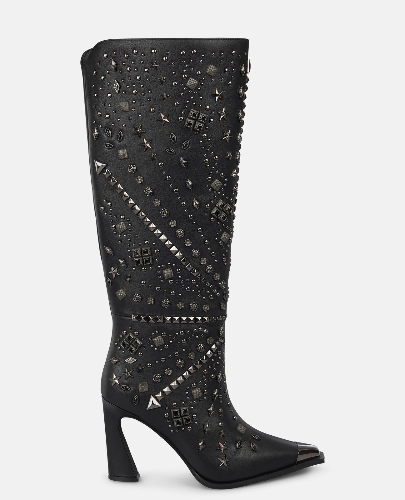 BOTA COM SALTO COM TACHAS