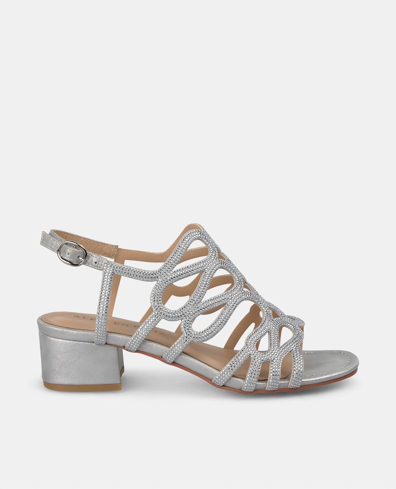 SANDÁLIA COM TIRAS EMARANHADAS