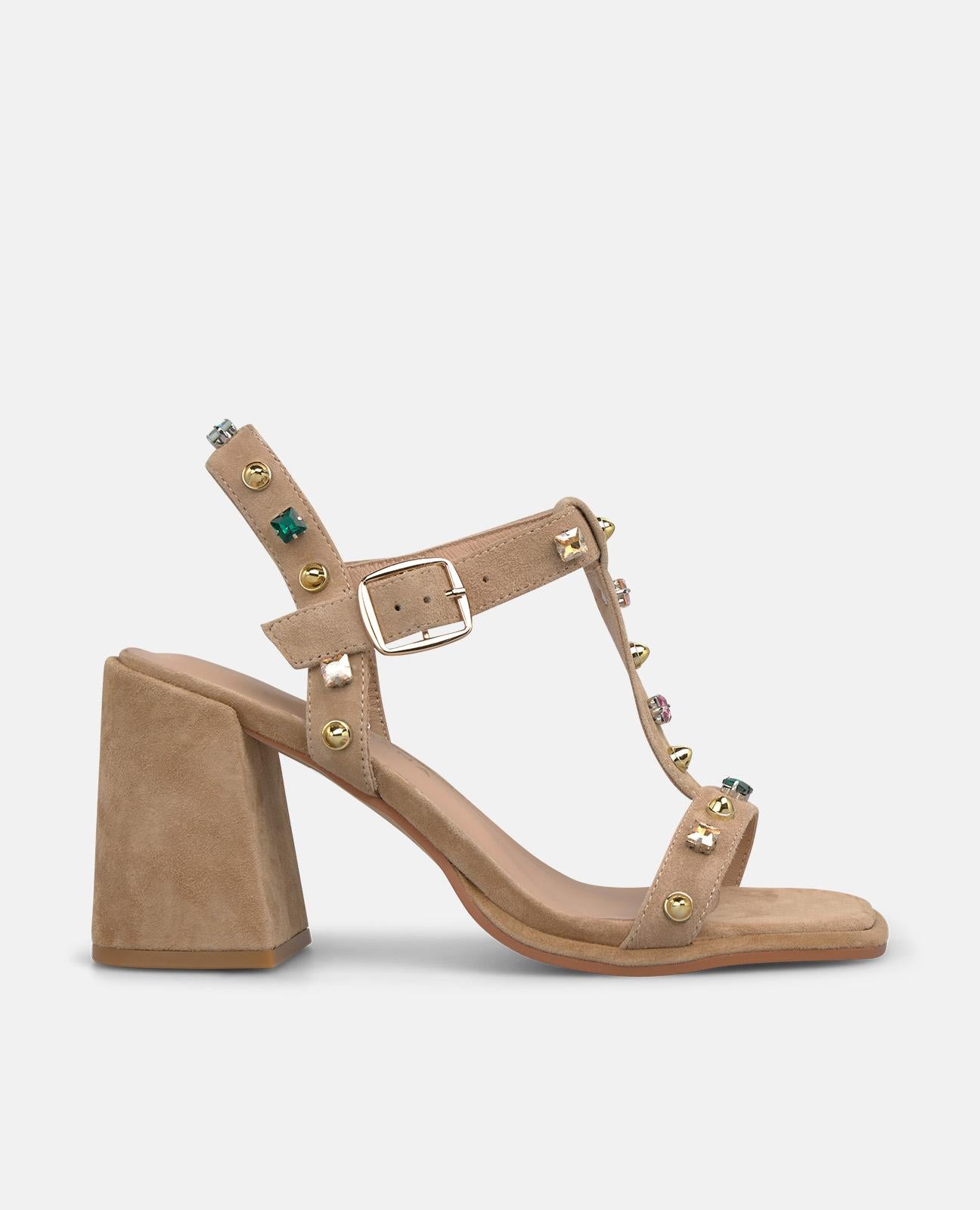 SANDALIA CON TACHAS METALIZADAS