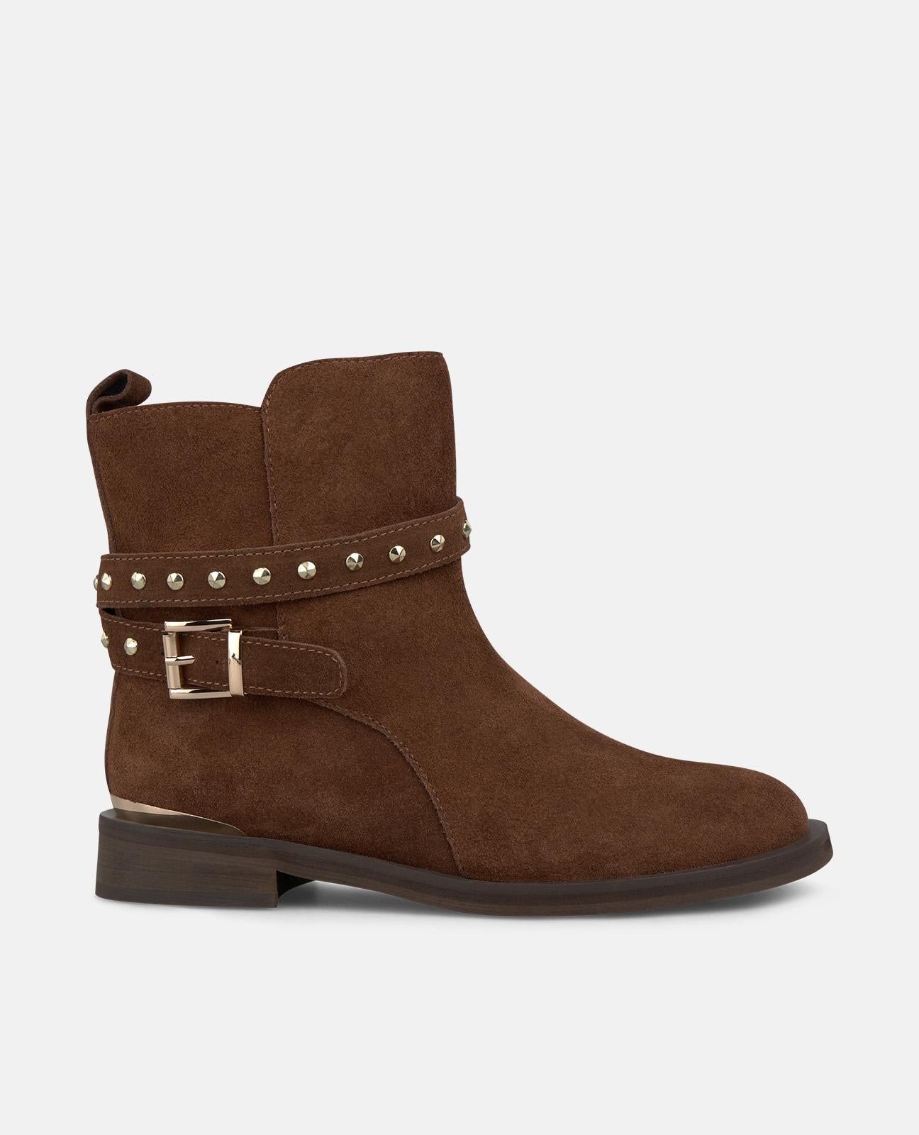 BOTA DE CANO CURTO COM PORMENORES DE TACHAS