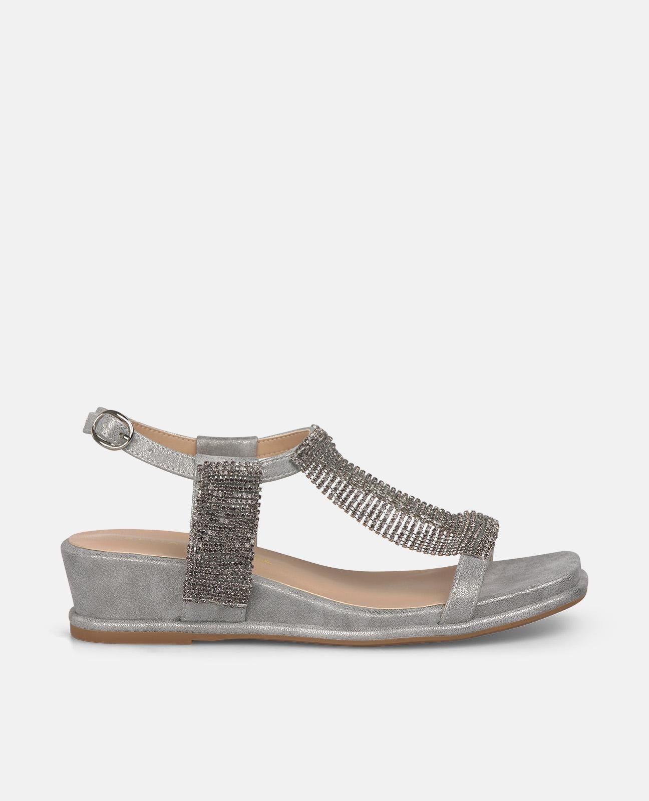 SANDALIA DE CUÑA BAJA CON ADORNO FRONTAL