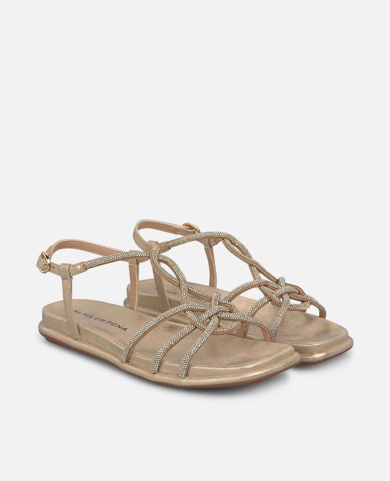 SANDALIA PLANA CON TIRAS METALICAS