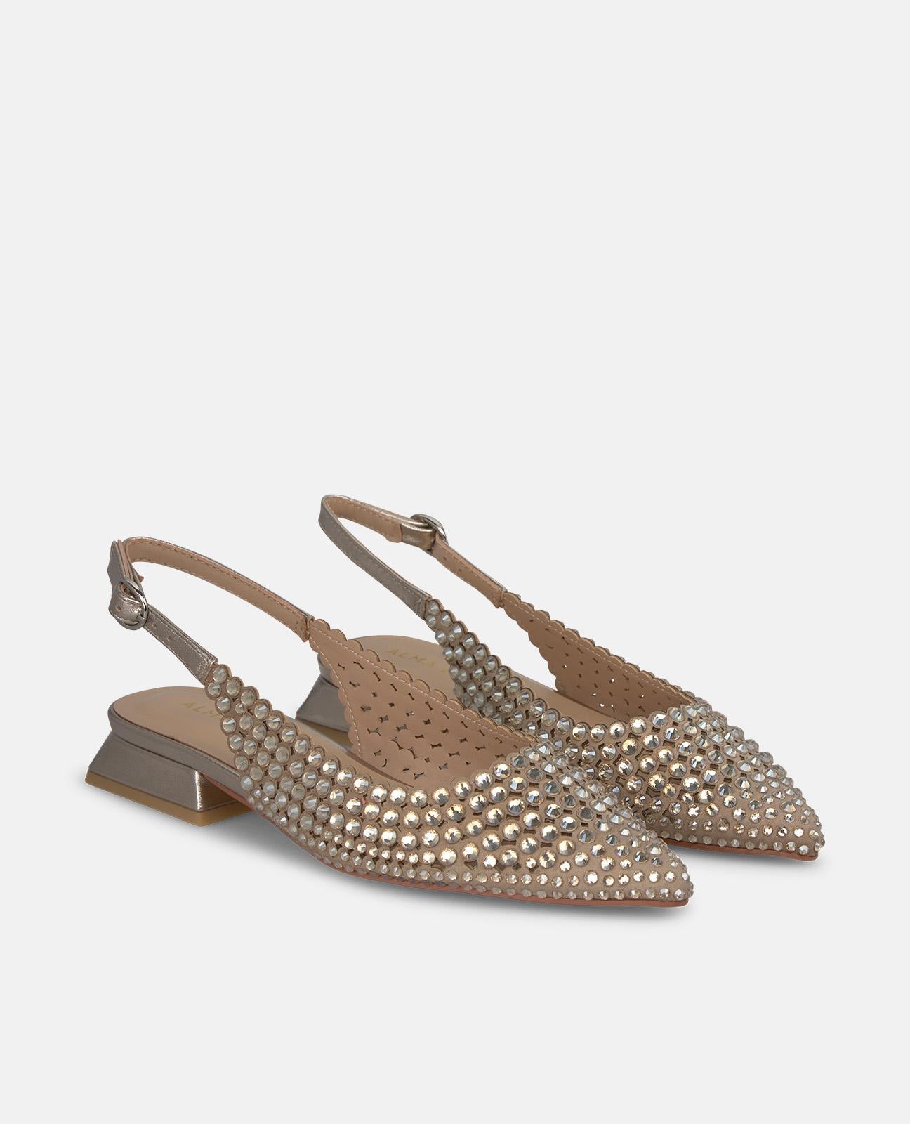 ZAPATO DESTALONADO CON TACHAS