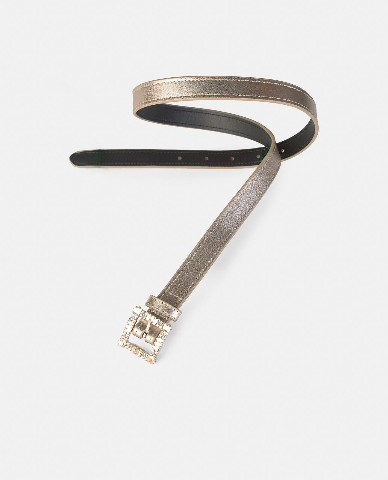 BELT WITH BUCKLE DETAIL