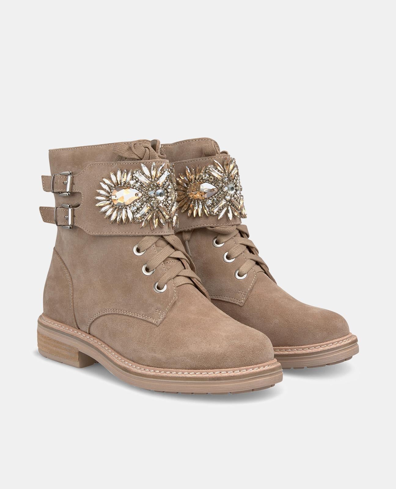 BOTTINES PLATES AVEC FERMETURE EN STRASS