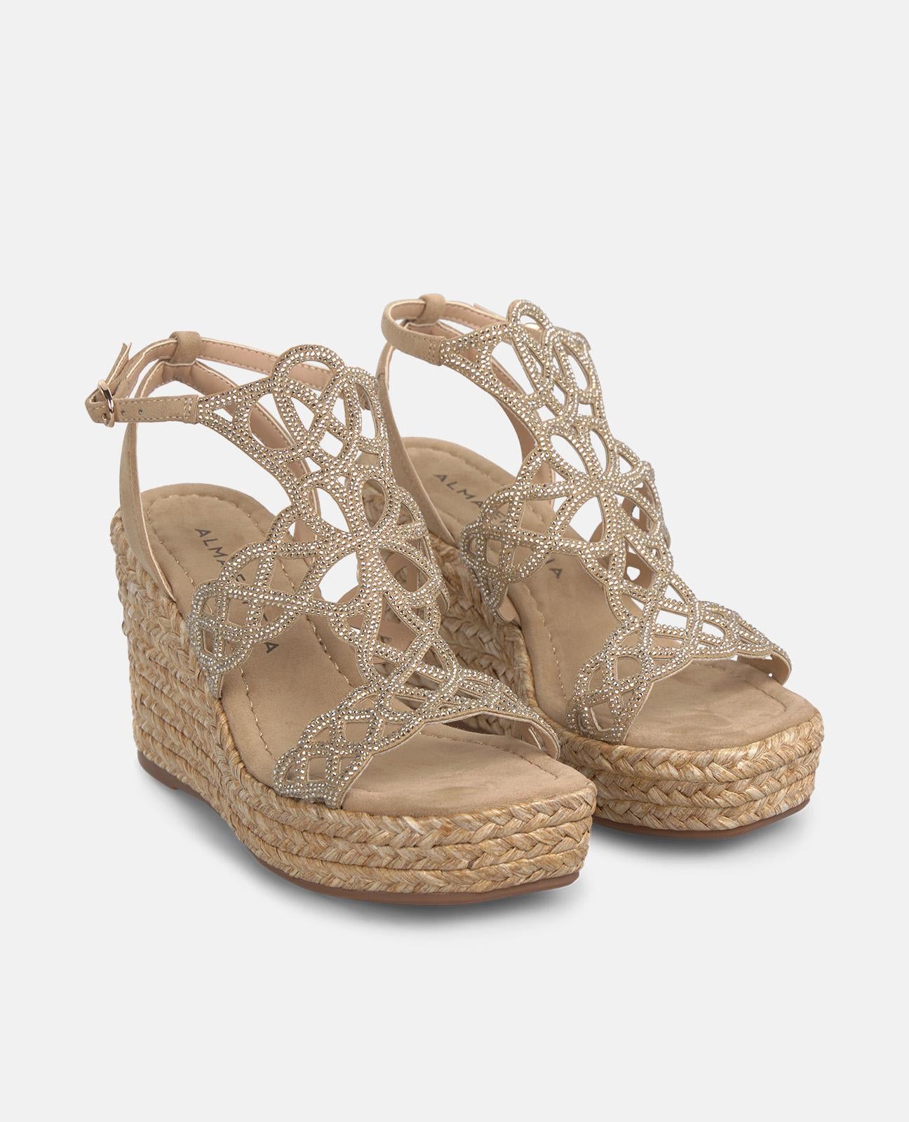 Sandália de plataforma alta com corpo entrelaçado