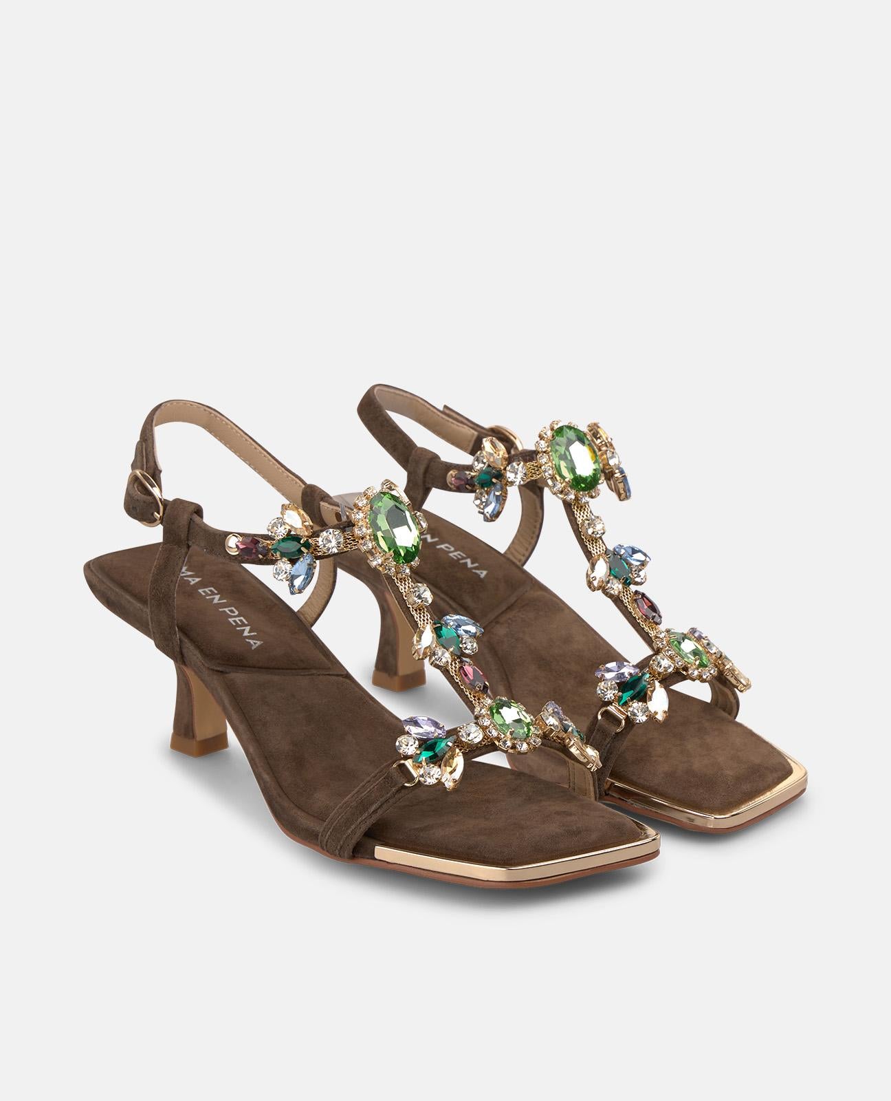 SANDALIA CON PEDRERIA FRONTAL