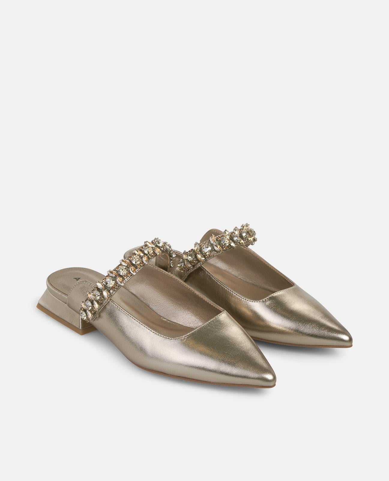 HOCHHACKIGER SCHUH MIT STRASSSTEINRIEMEN