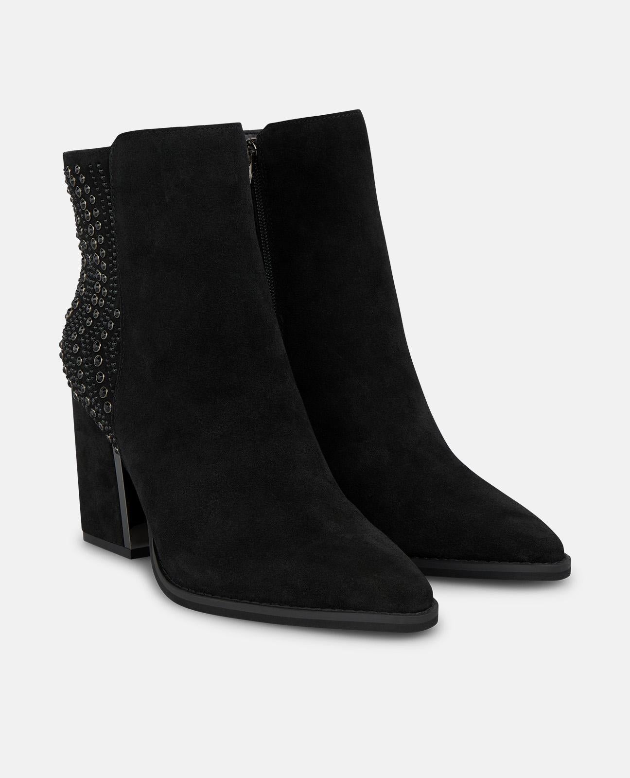 BOTA DE TORNOZELO COM PADRÃO DE TACHAS