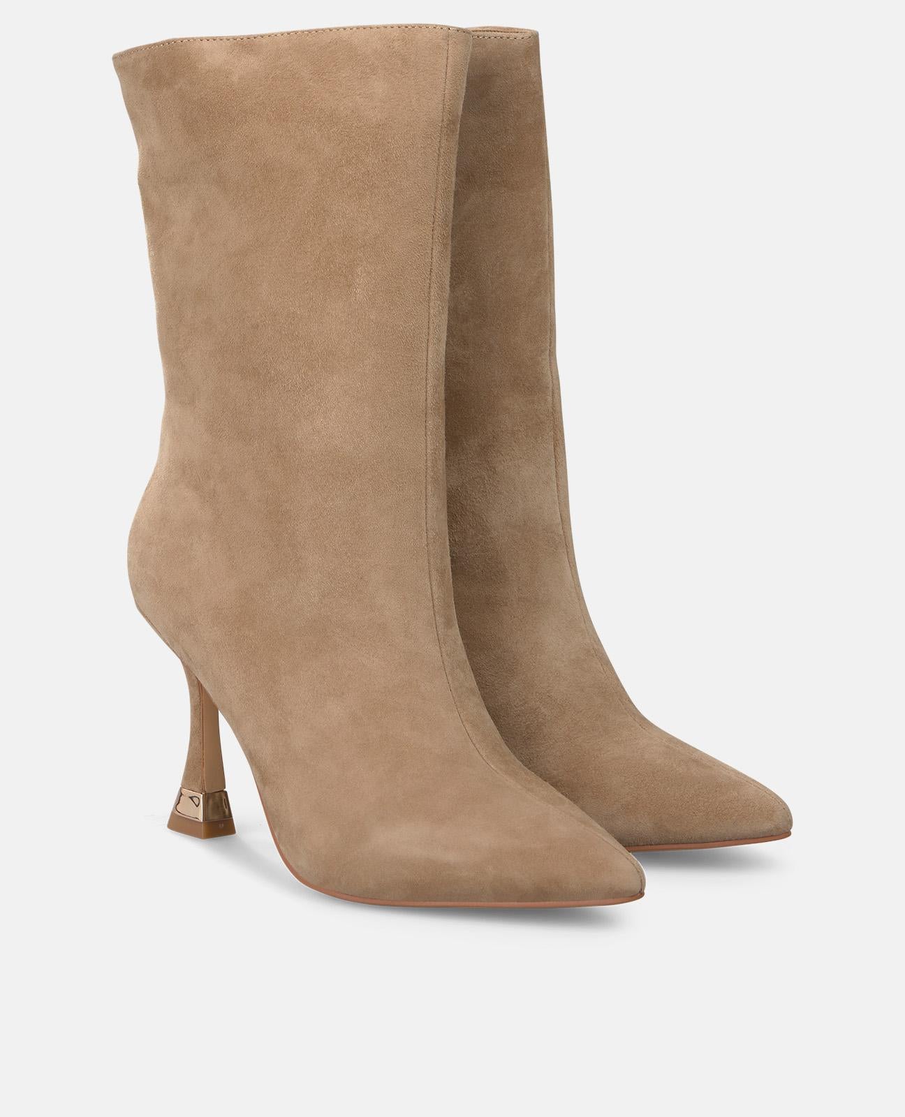 BOTA DE TORNOZELO COM PORMENOR METÁLICO