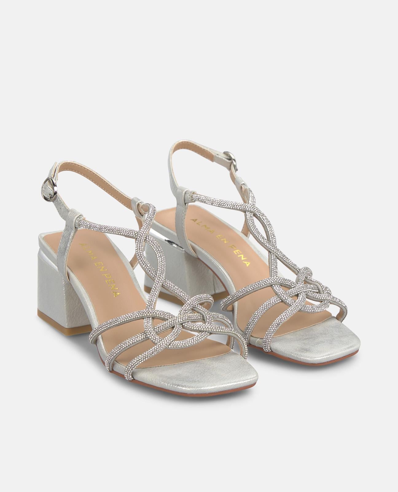 SANDALIA DE TACON MEDIO EN T TIRAS ENTRELAZADAS