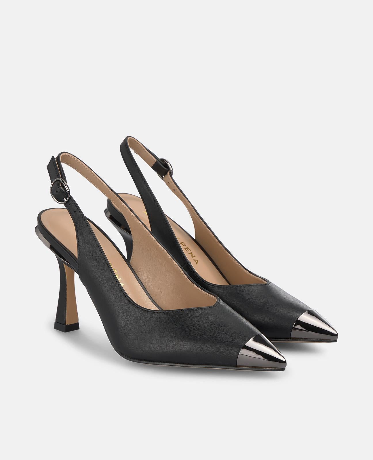 SCHUH MIT METALLISIERTEN DETAILS UND ABSATZ