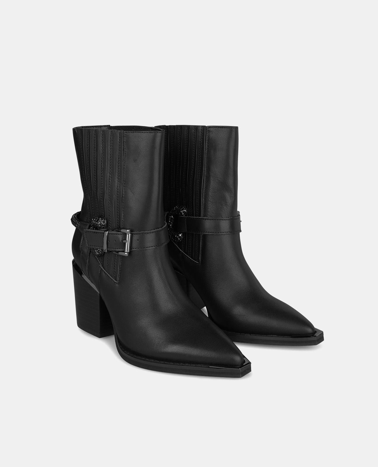 STIEFELETTE MIT RIEMEN