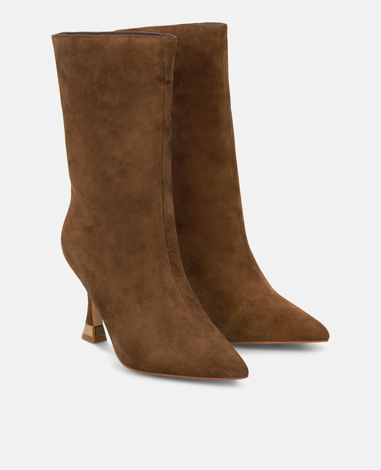 BOTA DE TORNOZELO COM PORMENOR METÁLICO