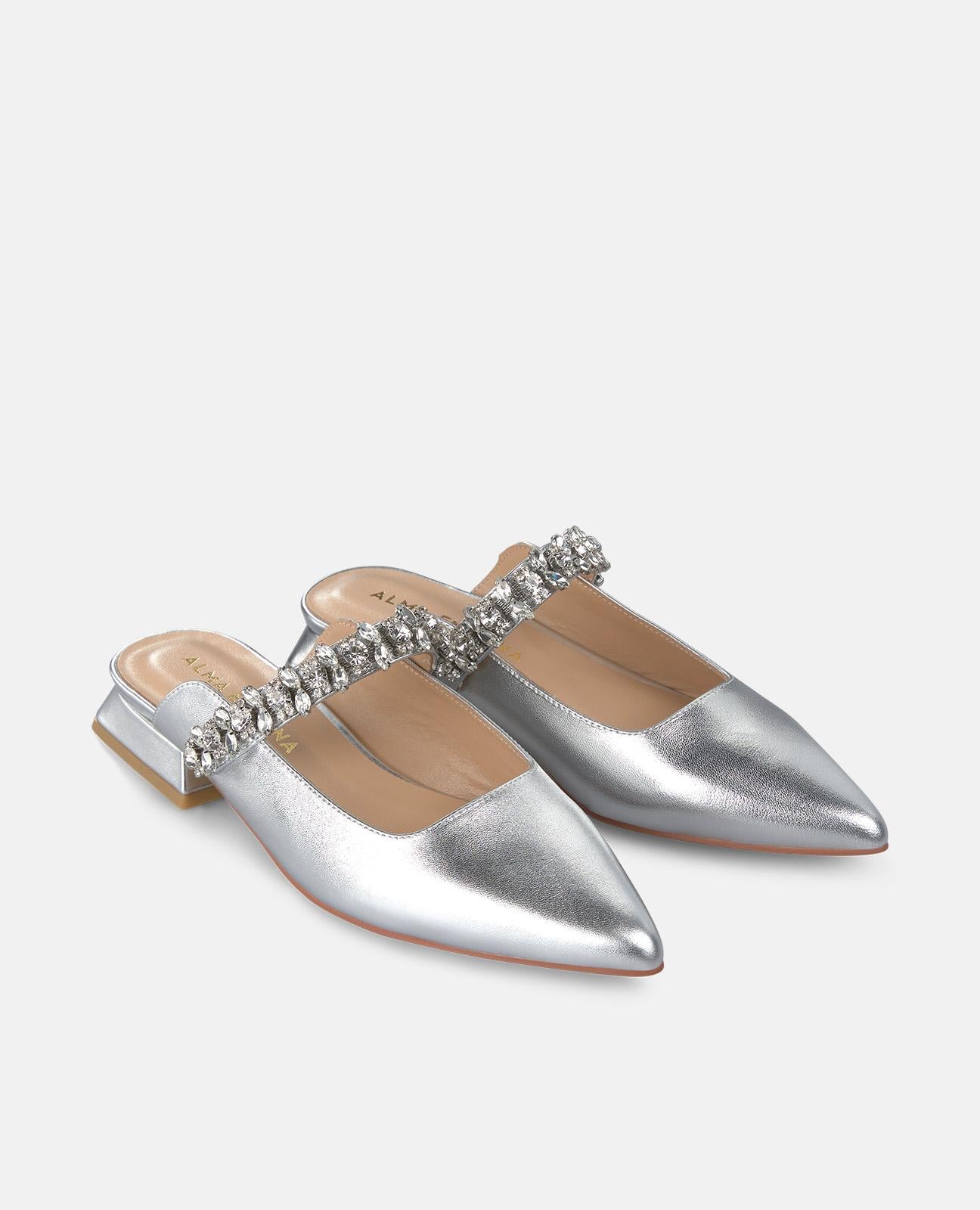 CHAUSSURE À TALON AVEC LANIÈRE EN STRASS