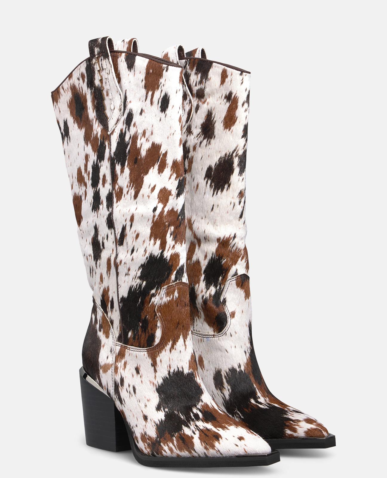 BOTA DE SALTO ALTO COM ESTAMPADO DE VACA