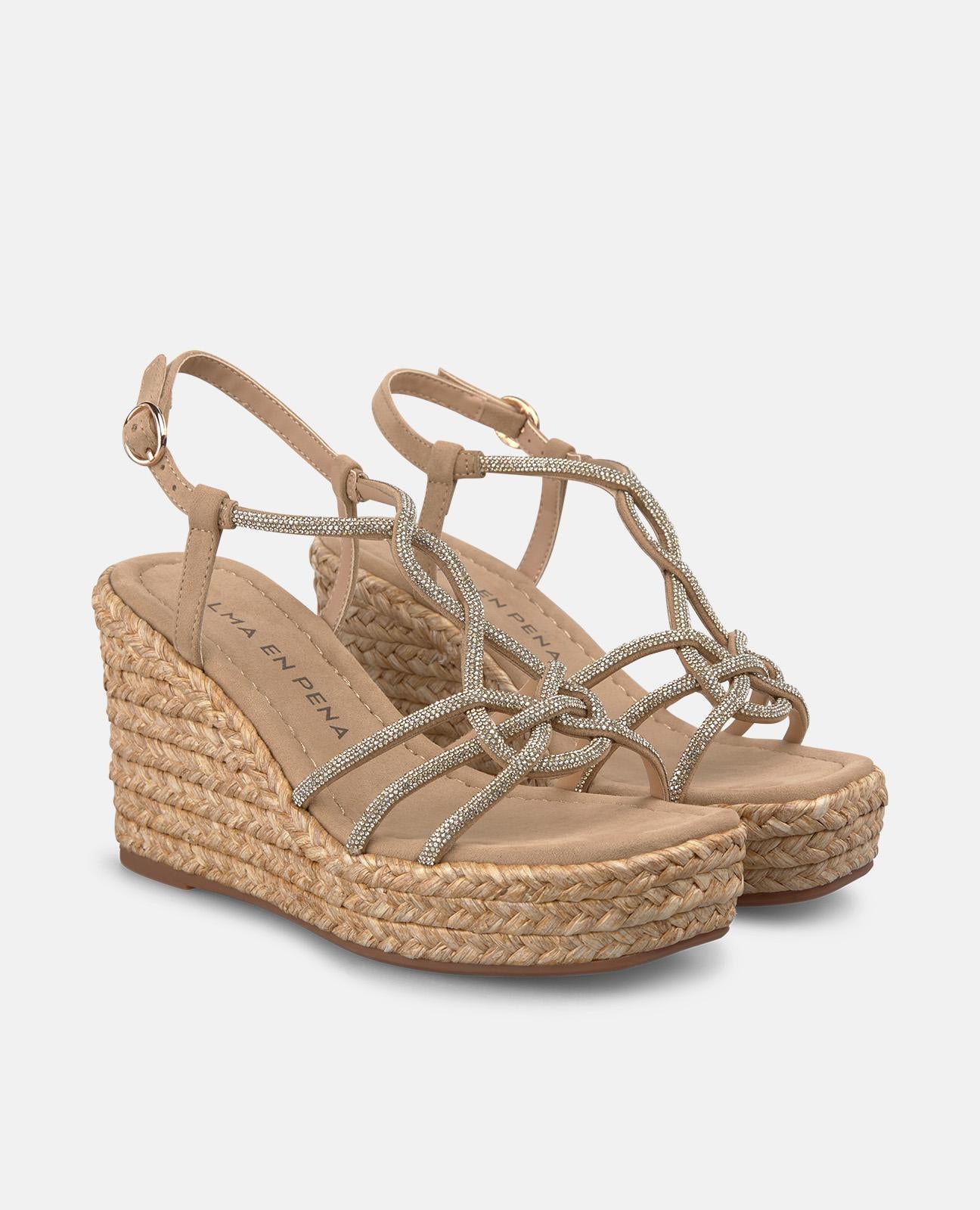 SANDALIA DE PLATAFORMA CON TIRAS ENTRELAZADAS