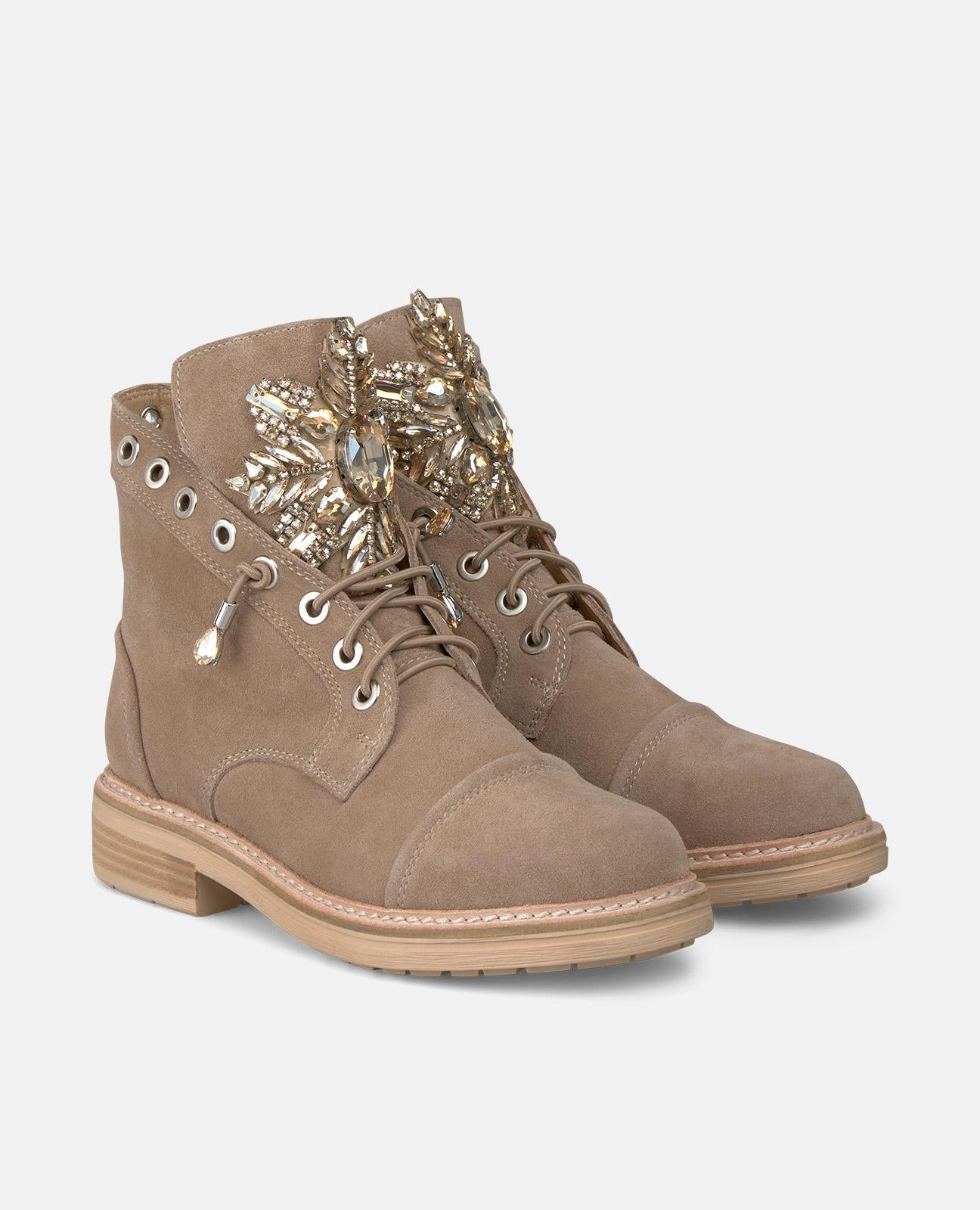 BOTA DE TORNOZELO COM ADORNO