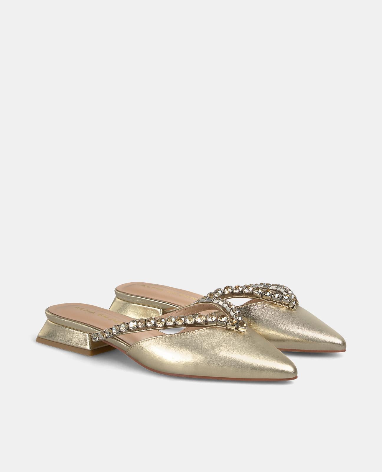 FLAT SHOE WITH STRAPS